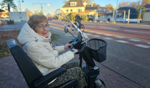 Nieuwe scootmobiel geeft Sytske uit Ommen meer vrijheid